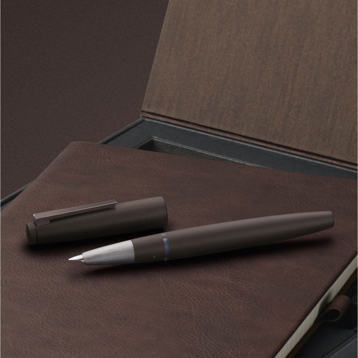 限定モデル limitedEdition LAMY2000 ブラウン LAMY2000・ブラウン 限定万年筆 🖋 | 高級筆記具 | 大丸京都店